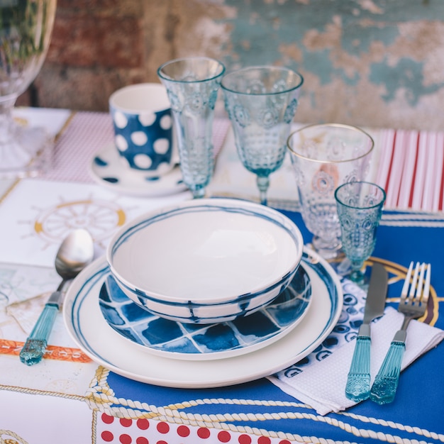 A decoração e mesa para uma refeição ou um feriado. Utensílios de mesa