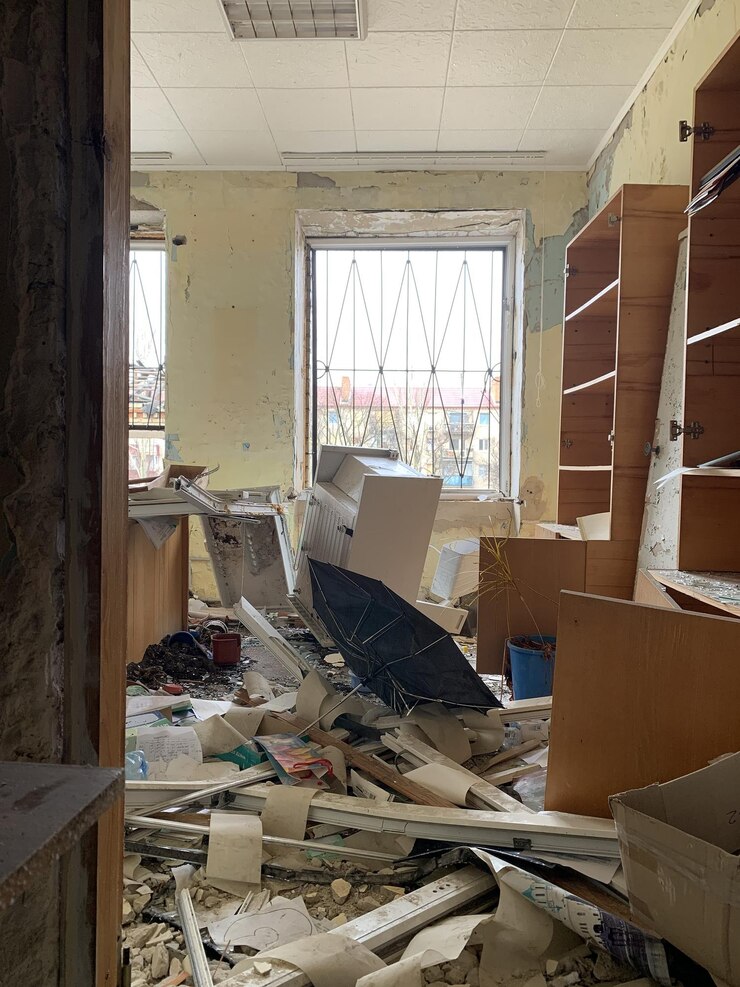 Foto a destruição do interior do prédio educacional após o ataque com foguete