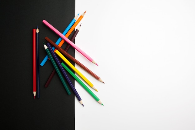 A diferença entre lápis de cor preto e branco
