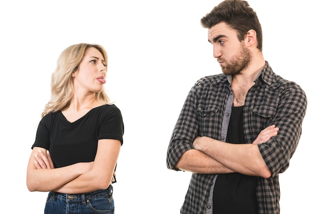 A diversão do homem e da mulher no fundo branco
