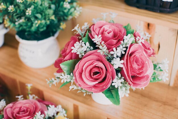 Foto a doce rosa na prateleira de madeira