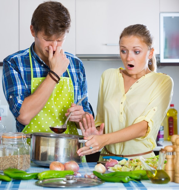 A dona de casa coloca muitas especiarias em comida