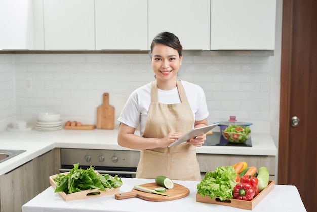 A dona de casa elegante encontrou uma nova receita para cozinhar na cozinha