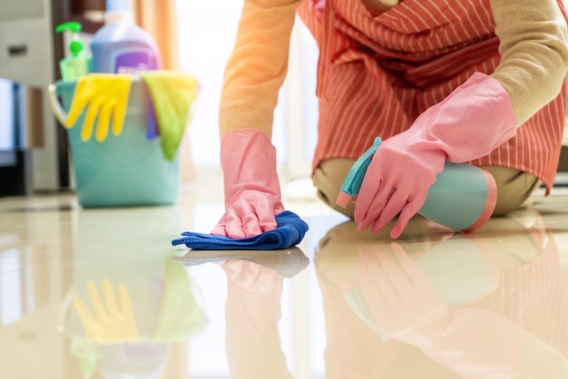 A dona de casa limpa a casa com cuidado