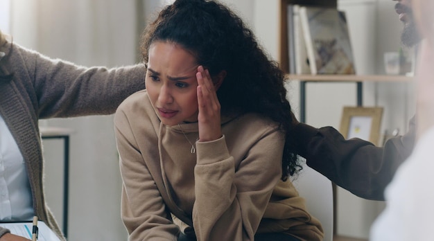 A dor da saúde mental da mulher e o aconselhamento em terapia de grupo com um psiquiatra ajudam a curar e consolar a pessoa para o bem-estar mental Psicólogo terapeuta e conversa sobre estresse, ansiedade e depressão