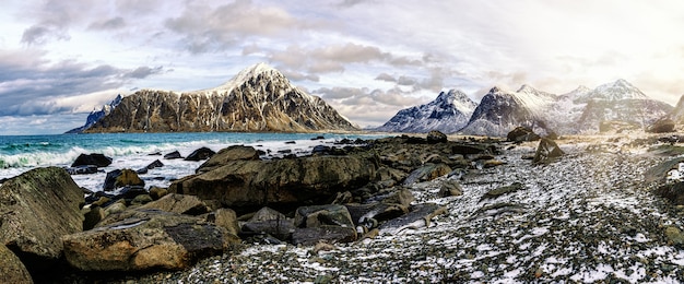 A dramática paisagem do fiorde norueguês