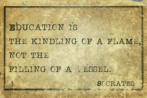 A educação é o acender de uma chama - citação de Sócrates do filósofo grego antigo impressa em papelão grunge vintage