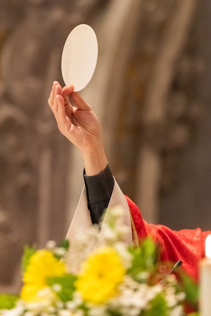 Foto a elevação do pão sacramental durante a liturgia católica