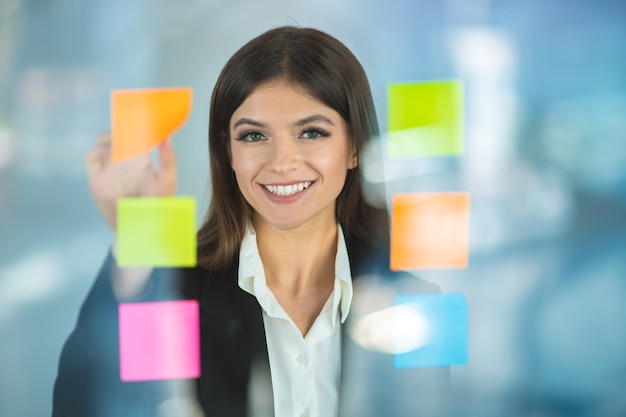 A empresária toca adesivos coloridos