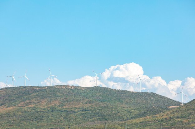 A energia verde da planta eólica nas montanhas da Grécia copia o espaço