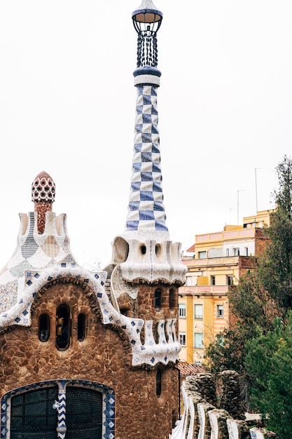 A entrada central do parque guell em casas de pão de gengibre de Barcelona com uma longa torre