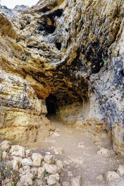 Foto a entrada na caverna esculpida na rocha da montanha do parque do rio duraton, segóvia.