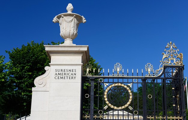 A entrada no Cemitério Americano de Suresnes Localiza-se nos arredores de Paris