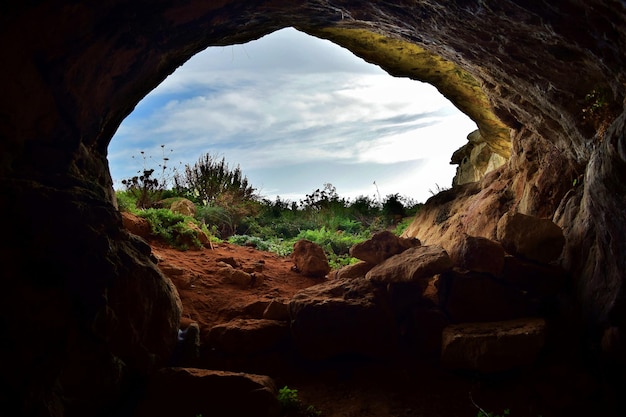 A entrada ou saída de uma caverna formada em calcário em um vale maltês - Ghar il-Buz, Malta