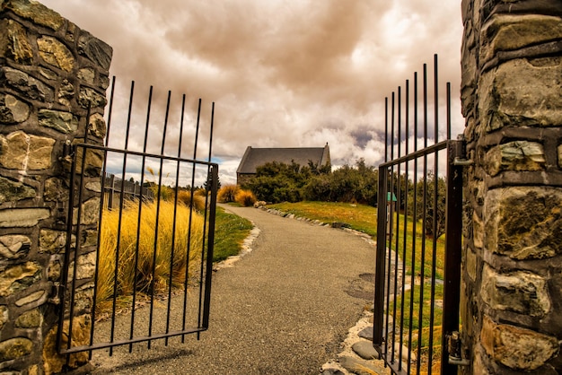 A entrada para a Igreja do Bom Pastor no Lago Tekapo