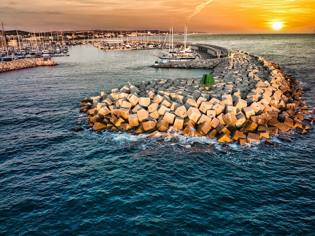 A entrada para a marina de Roda de Bera