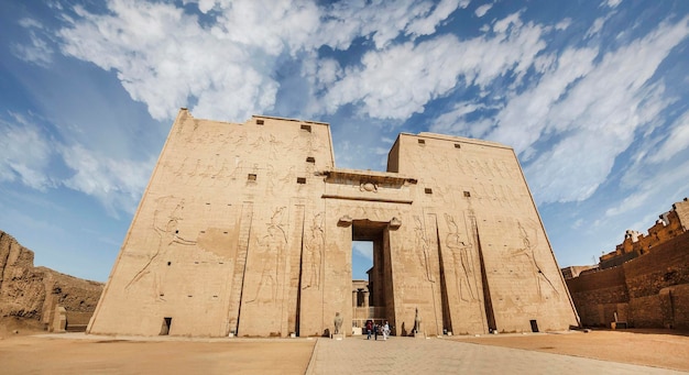 A entrada principal do templo de edfu mostrando o primeiro pilar, dedicado ao deus falcão hórus, localizado na margem oeste do nilo, edfu, alto egito