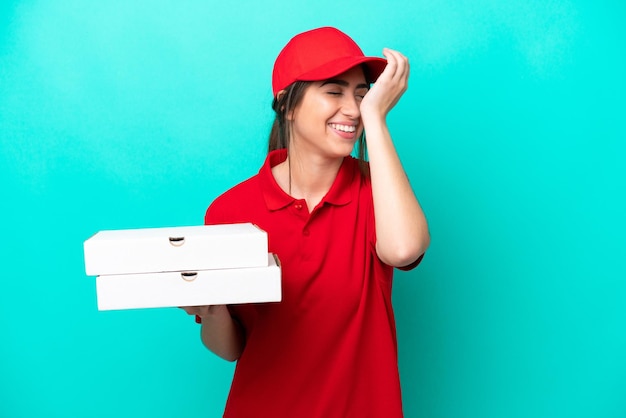 A entregadora de pizza com uniforme de trabalho pegando caixas de pizza isoladas em fundo azul percebeu algo e pretendia a solução