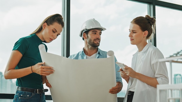 A equipa de engenheiros fala sobre o projeto enquanto o gerente mantém o plano do projecto Tracery