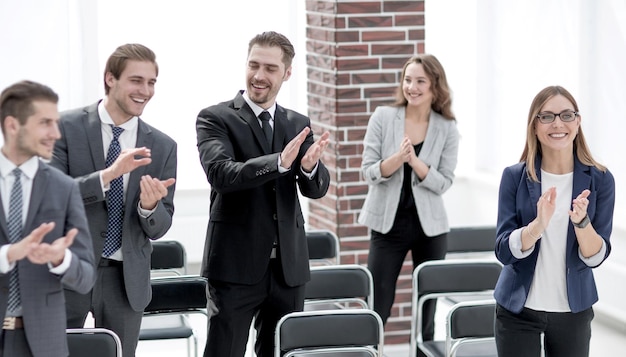 A equipe aplaude o vencedor da conferência