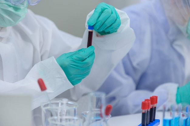 A equipe de cientistas está pesquisando a cura do Coronavírus em laboratório. Médico asiático trabalhando em uma vacina contra a infecção pelo vírus.