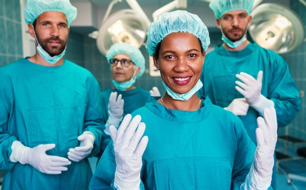 A equipe de cirurgia médica do hospital está pronta para a operação. Cuidados de saúde, hospital, conceito de seguro.