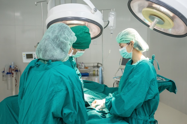 A equipe de cirurgia trabalhando juntos na sala de cirurgia no hospital.