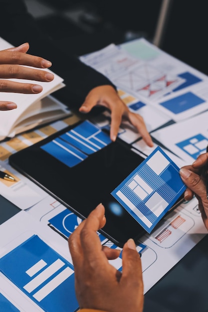 A equipe de designers está projetando o sistema uxui para fazer com que o system uxui funcione bem em novos telefones e suporte a atualizações do sistema conceito de desenvolvimento de site UI UX front end designer
