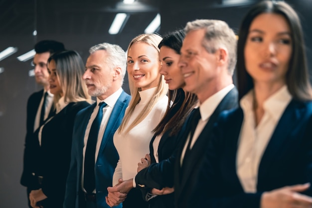 A equipe de empresários em pé