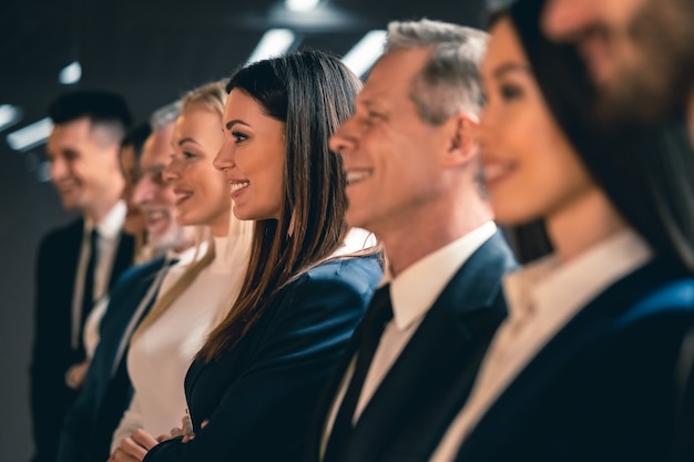 A equipe de empresários em pé