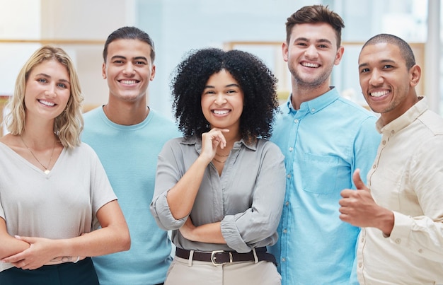 Foto a equipe de negócios criativos sorri na empresa de design ou no escritório da agência global em diversidade de unidade e solidariedade grupo feliz de funcionários de designers de negócios ou pessoas de gerenciamento de sucesso de inicialização juntos