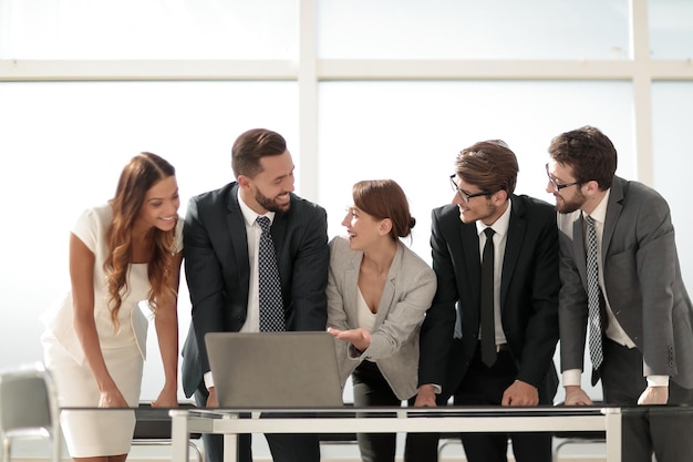 A equipe de negócios está discutindo informações on-line, negócios e tecnologia