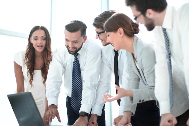 A equipe de negócios está discutindo negócios e tecnologia de informações on-line