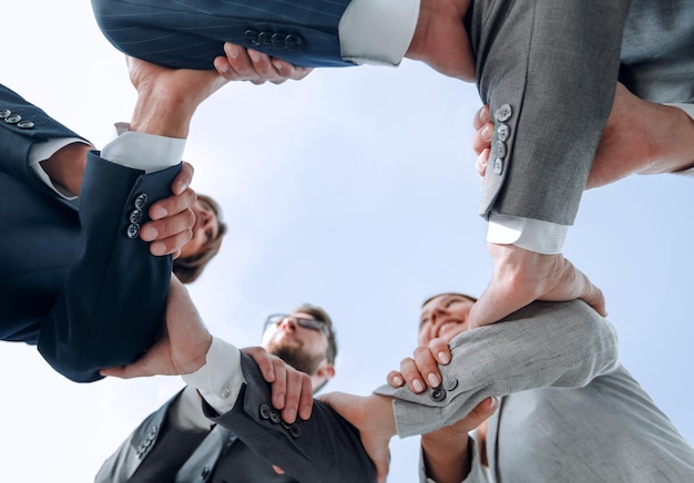 A equipe de negócios está tomando as mãos uns dos outros