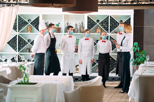 A equipe de serviço de um restaurante