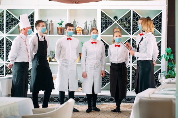 A equipe de serviço de um restaurante