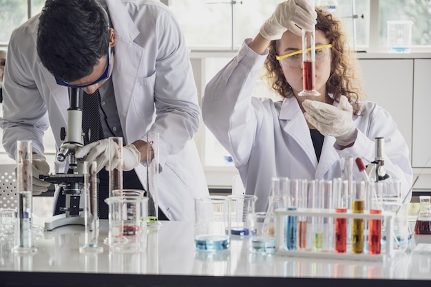 A equipe do cientista da pesquisa médica conduz experiências no laboratório.