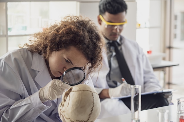 Foto a equipe do cientista da pesquisa médica conduz experiências no laboratório.