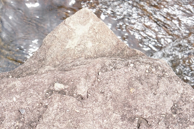 A erosão do fundo da pedra do vento cria um belo padrão ao lado do rio