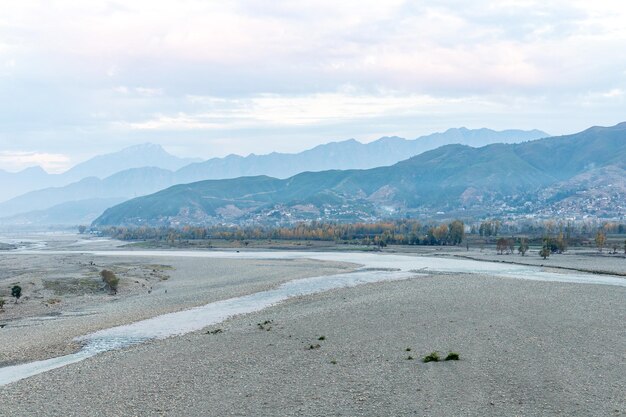 A erosão do rio danifica os campos agrícolas