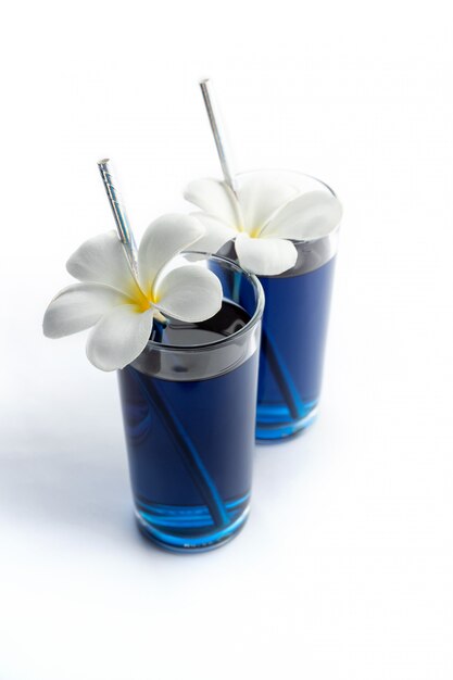 A ervilha de borboleta azul gelado bebe a decoração das flores tropicais. Cocktails tradicionais tailandeses saudáveis em copos