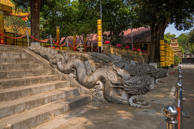 A escadaria e os corrimãos em forma de dragão do palácio de Kinh Thien foram construídos em 1467 durante o reinado do rei Le Thanh Tong