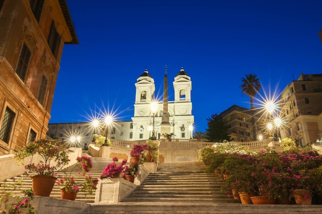 A escadaria espanhola e a igreja de Trinita dei Monti em Roma