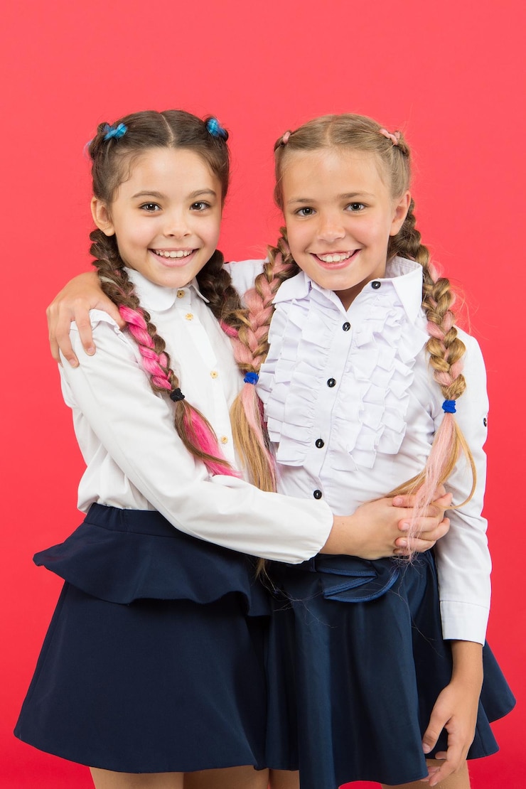 Foto a escola deveria ser mais divertida alunas com penteado bonito e sorrisos felizes melhores amigas excelentes alunas alunas aparência arrumada prazer em conhecê-la conhecer novos amigos na escola amizade escolar