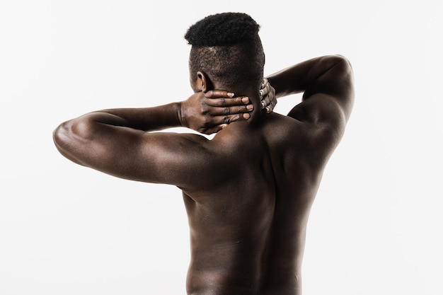 A escoliose é a curvatura lateral da coluna vertebral do homem afro-americano musculoso Reumatismo e doenças de artrite Rachiocampsis bachache e dor no pescoço do homem africano sem camisa em fundo branco