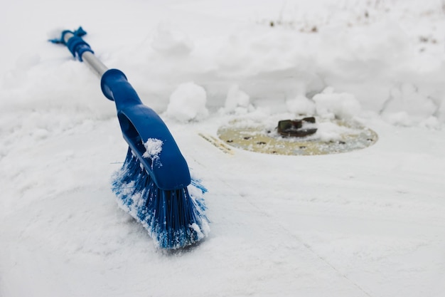 A escova de remoção de azul remove a neve da asa do avião