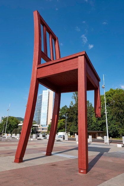A escultura da cadeira quebrada da grande cadeira quebrada de madeira Genebra Suíça