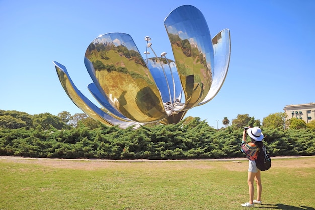 Foto a escultura da flor floralis generica feita de aço e alumínio em buenos aires argentina