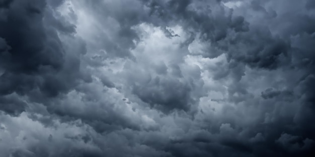 A escuridão desce enquanto nuvens negras de tempestade cobrem o céu