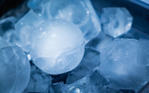 A esfera de gelo com fundo de cubo de gelo